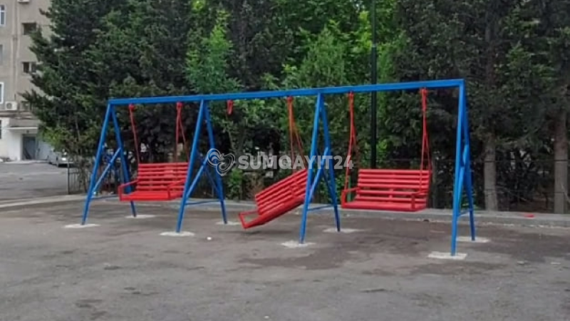 Sumqayıtda yeni quraşdırılan yelləncəyi yararsız hala saldılar