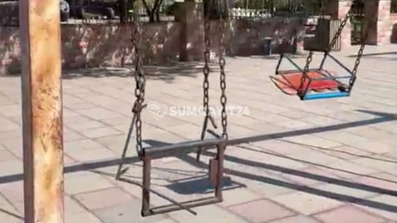 Sumqayıtda yenilənməyə ehtiyacı olan uşaq meydançası