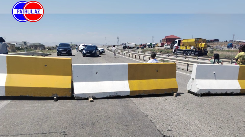 Stansiya Sumqayıtda yol bağlanıb, sakinlər mənzillərinə piyada gedirlər