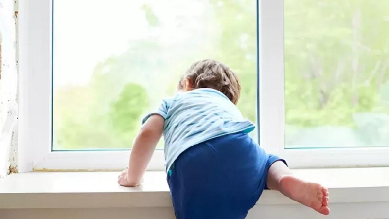 Sumqayıtda 4 yaşlı qız binadan yıxıldı