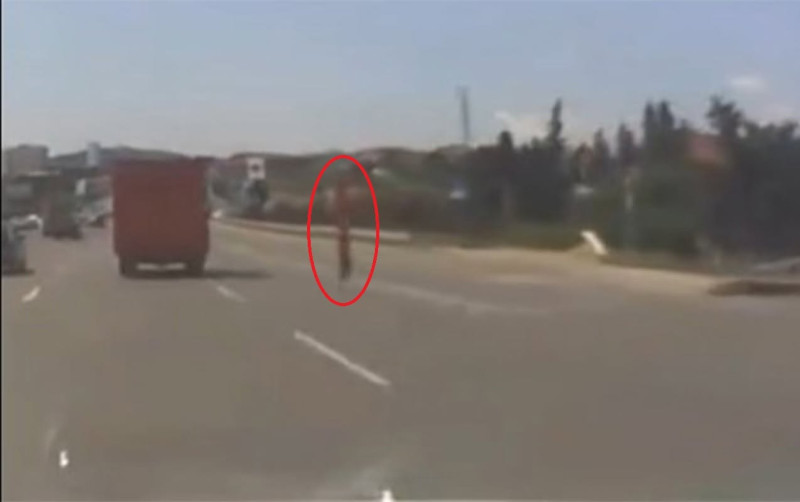 Yük maşınının qapısı qəfil yola düşdü