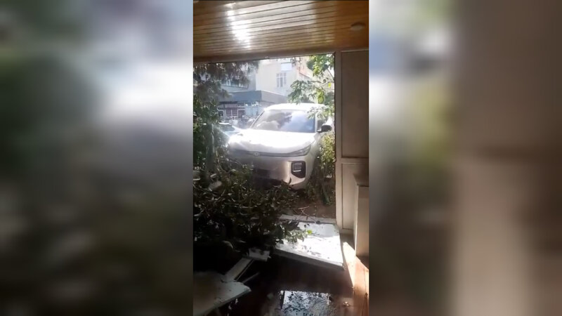 Sumqayıtda minik avtomobili restorana çırpıldı