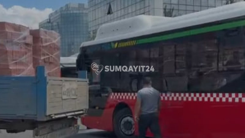 Sumqayıtda qəza: Yük maşını avtobusa çırpıldı