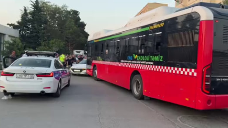 Sumqayıtda qəza : 7 nömrə ilə maşın toqquşdu