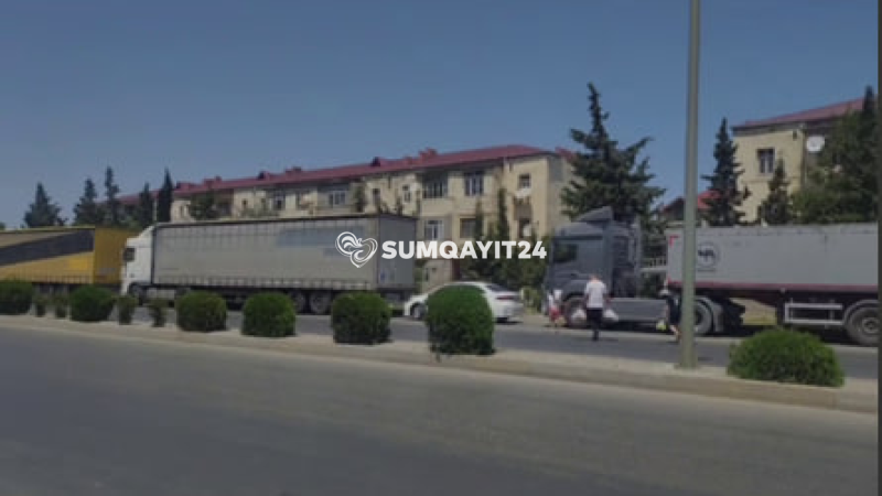 Sumqayıtda yolu zəbt edən yük maşınlarından şikayət