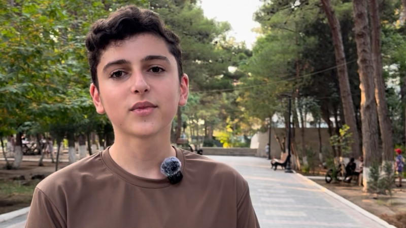 Sumqayıt məktəbinin 700 bal yığan məzunu sevincini bölüşdü
