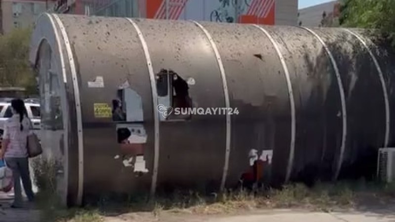 Sumqayıtın işlək ərazisindəki dayanacaq yenilənmə gözləyir - VİDEO