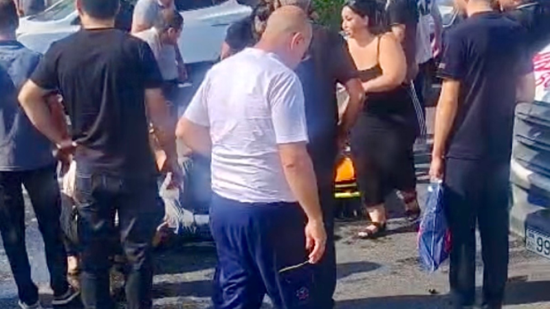 Novxanıda qadın sürücü yolu keçən piyadaları vurdu