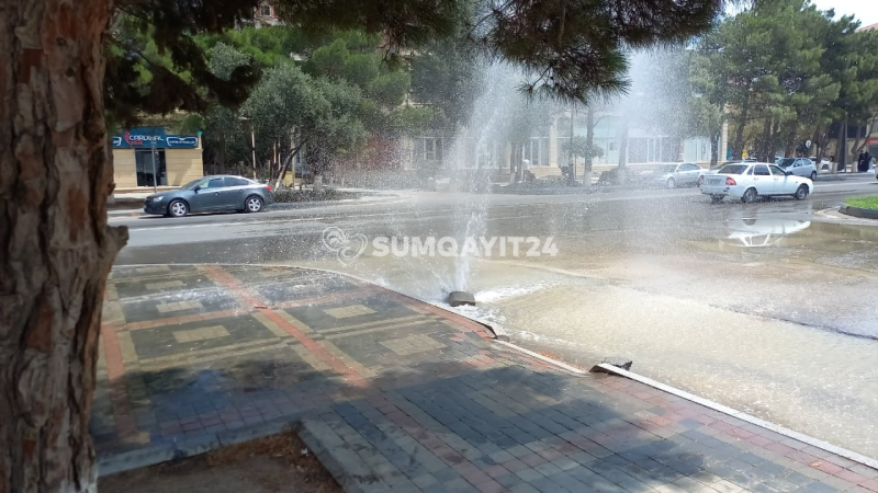 Sumqayıtda texnika borunu partlatdı - KÜÇƏNİ SU BASDI - FOTO