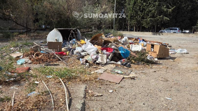 Xəzər bağlarında zibildən dağ yaranıb