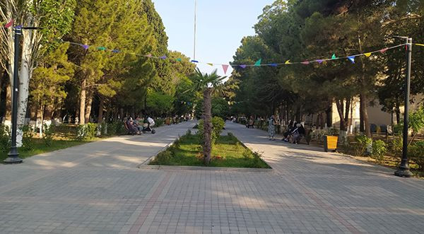 Bələdiyyə parkında yelləncəyi əski parçası ilə təmir etdilər - FOTO