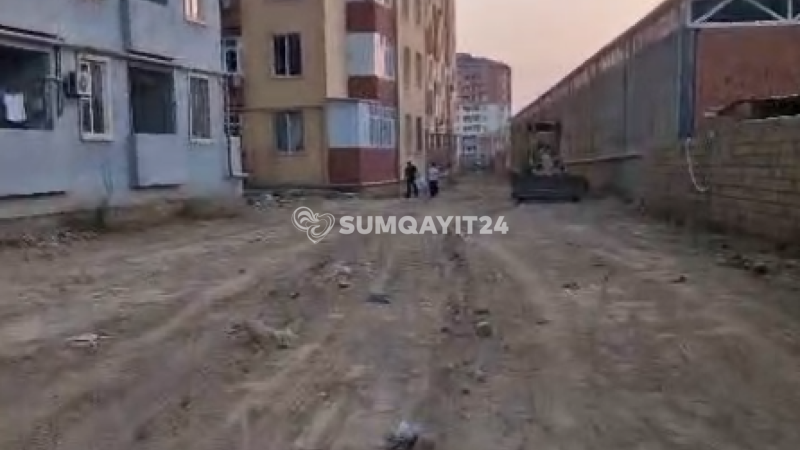 Ucqar kənd yolu deyil, Saray-H MTK-nın həyətidir...