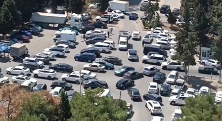 Sumqayıtda mərasimə gələnlər yolu parkinqəa çeviriblər