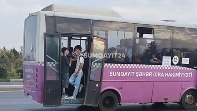 Qapısı qırıq avtobus sərnişin daşıyır – Sumqayıtda təhlükəli görüntülər - VİDEO