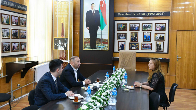 ADAU rektoru tələbə adını qazanan sumqayıtlı şəhidin anası ilə görüşüb