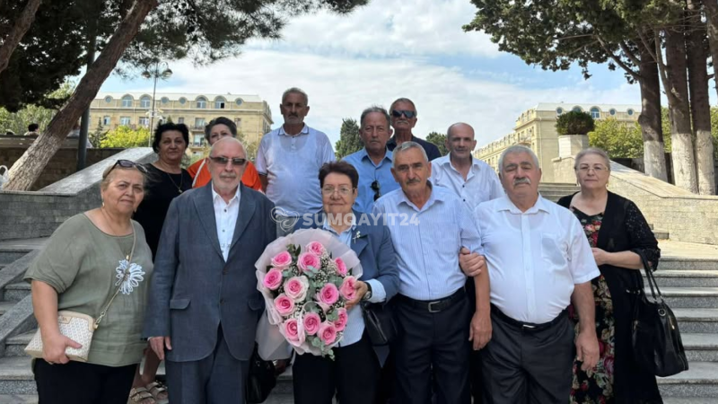 Sumqayıt məktəbinin məzunları 52 il sonra müəllimləri ilə bir arada