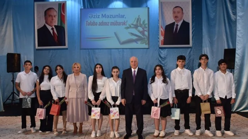 Zakir Fərəcov yüksək bal toplayan məzunlarla görüşüb - FOTO