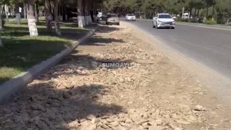 Sumqayıtda parkın yanındakı yolu bərpa etməyi unutdular