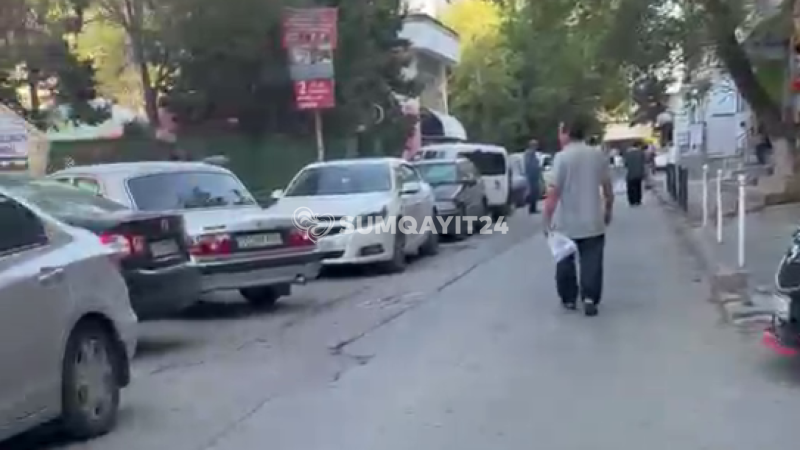 Sumqayıtda məhəllədaxili yol PARKİNQƏ çevrilib