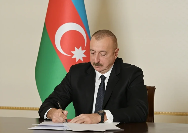 İham Əliyev məhkum edilmiş bir sıra şəxsləri əfv edib