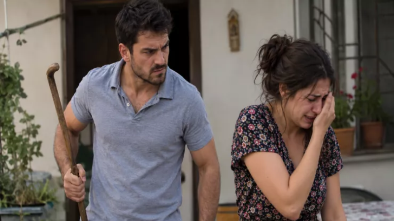 Sumqayıtda kişi qayınatasının çəliyi ilə arvadını döydü
