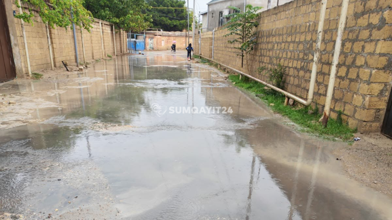 Sumqayıtda məktəbə gedən yol çirkab sular altında