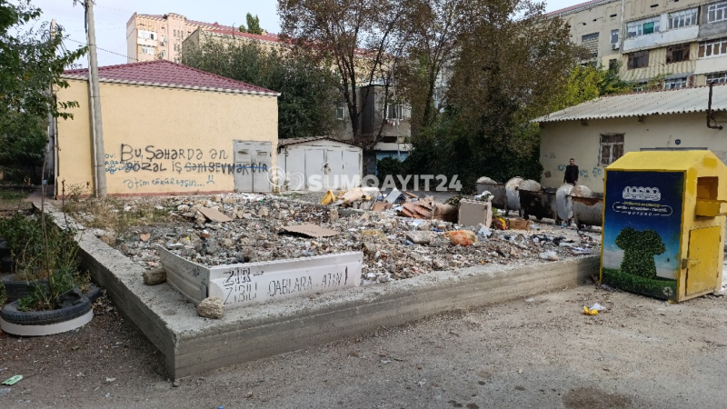 Sumqayıtda zibil qabları pəncərələrin altına qoyuldu - ŞİKAYƏT