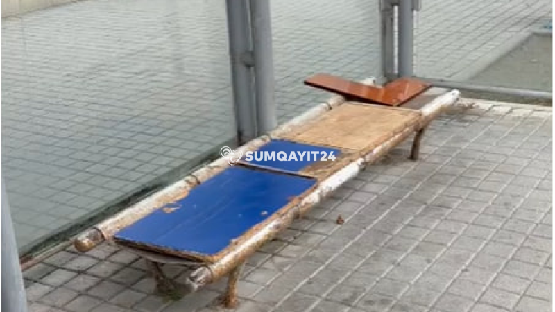 Sumqayıtda qəribə avtobus dayanacağı: oturmaq müşkülə çevrilib