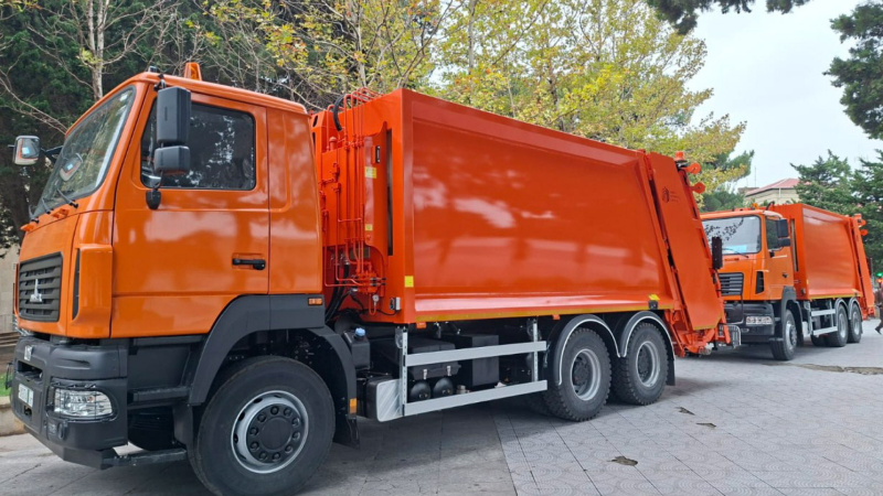 Sumqayıta yeni zibil maşınları və konteynerlər gətirildi