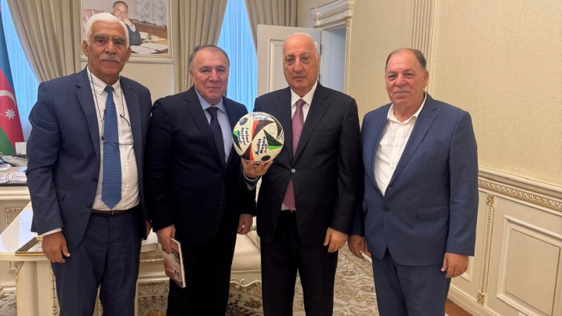 Zakir Fərəcov veteran futbolçu ilə görüşüb
