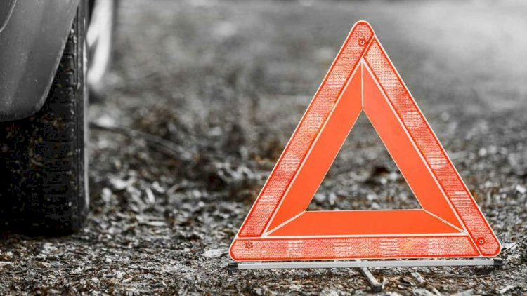Mercedes parklanmış üç avtomobilə çırpılıb