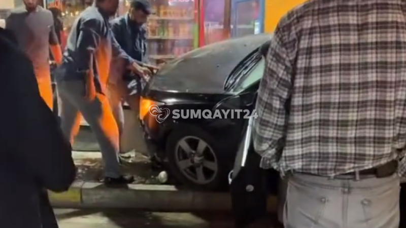 Sumqayıtda maşın mağazaya girdi
