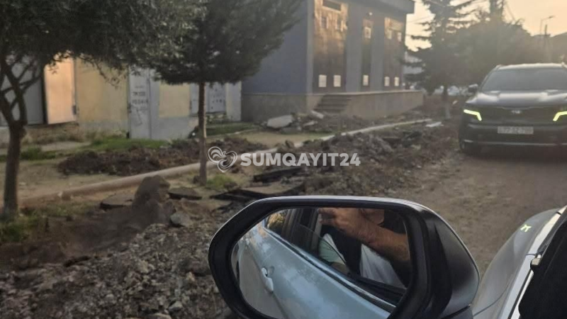 Sumqayıtda liseyin qarşısında yol bərbad gündədir