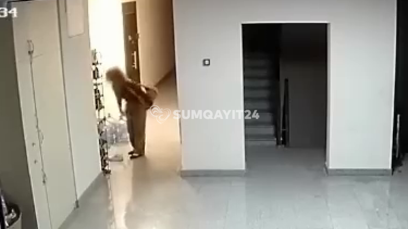 Biri qonşunun ayaqqabısına, digəri mağazanın malına göz dikdi