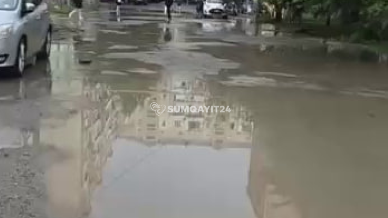 Sumqayıtda yağışdan sonra məktəbə gedən uşaqlar çətinliklə üzləşirlər