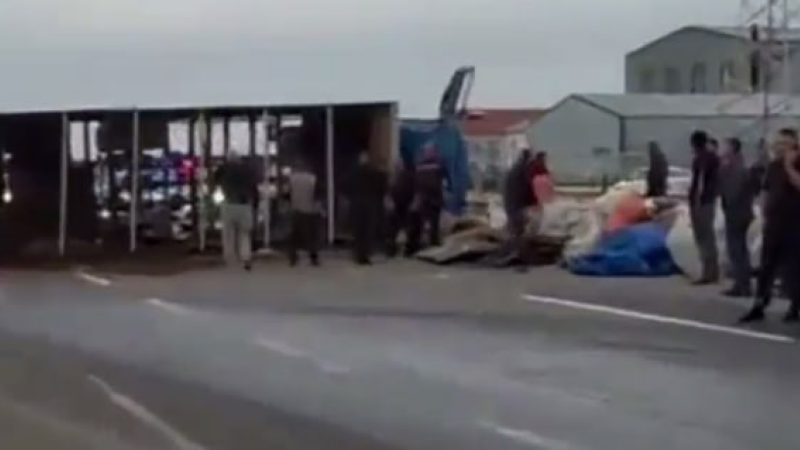 Sumqayıtda qoyunları daşıyan yük maşını aşdı