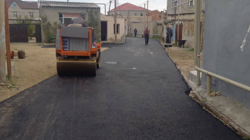 Coratda bu küçə asfaltlanır