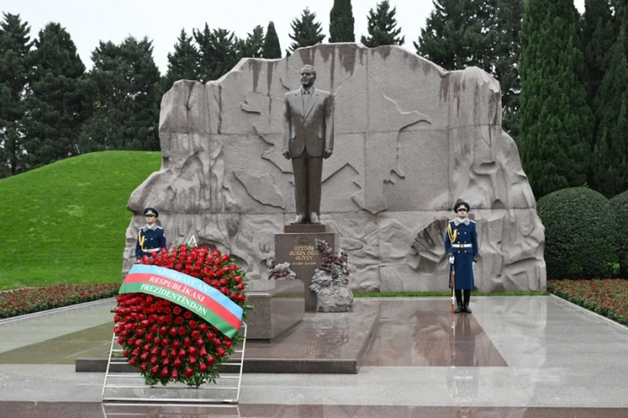 Prezident və birinci xanım Ümummilli Lider Heydər Əliyevin məzarını ziyarət ediblər