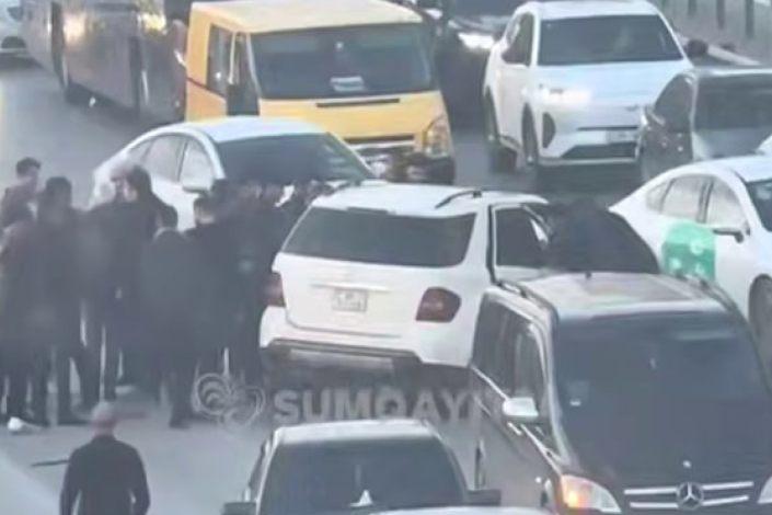 Bakı-Sumqayıt yolunda sərnişin avtobusu maşınla toqquşdu