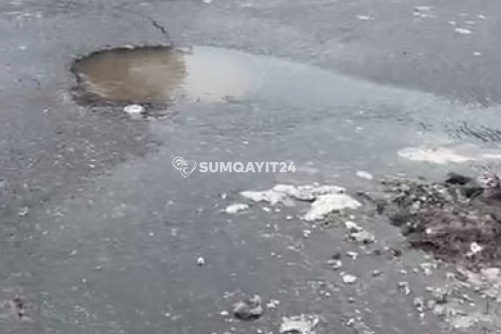 Sumqayıtda küçəni kanalizasiya suları basıb