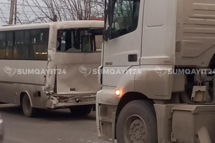 Sarayda qəza : TIR sərnişin avtobusu ilə toqquşdu