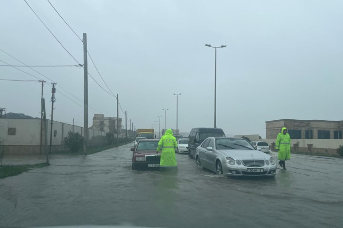 Sumqayıtda polis yağışlı havada fasiləsiz xidməti davam etdirir
