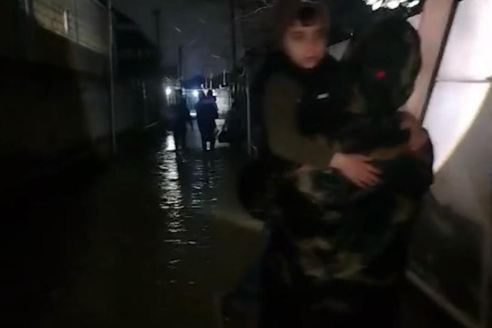 Sumqayıtda su basmış ərazilərdən insanlar təxliyə edilib