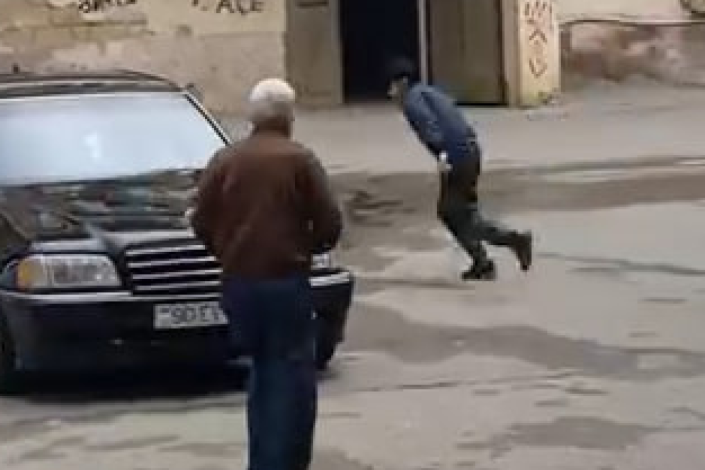 Sumqayıtda DƏHŞƏT - Bıçaqlı şəxs azyaşlıları təhdid edir