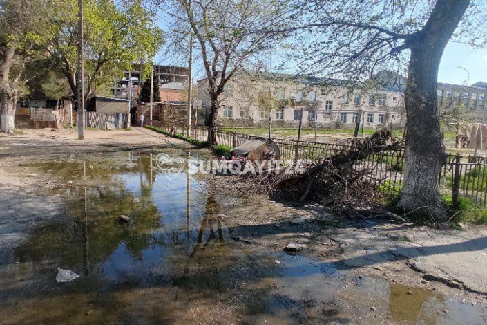 Sumqayıtda məktəbin qarşısında ACINACAQLI DURUM