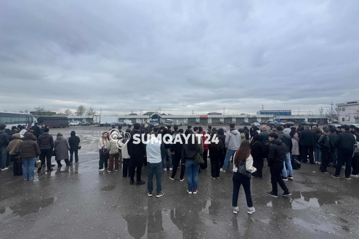 Sumqayıtda saatlarla avtobus gözləyən sərnişinlər - Səbəb nədir?