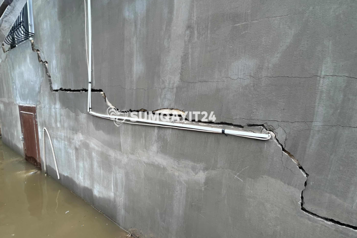 Sumqayıtda ailə çarəsiz durumda: Ev günlərdir suyun içindədir