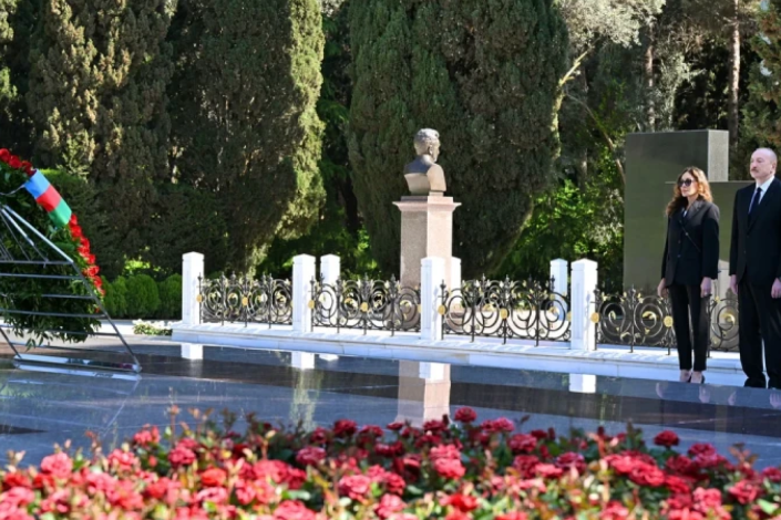 İlham Əliyev və Mehriban Əliyeva Fəxri xiyabanda Ulu Öndər Heydər Əliyevin məzarını ziyarət ediblər
