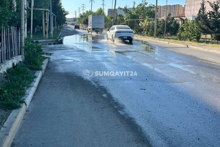 Sumqayıtda çirkab sular küçəyə axır