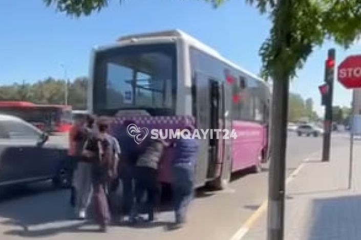 Sumqayıtda biabırçılıq: Avtobusu itələyib hərəkətə gətirdilər